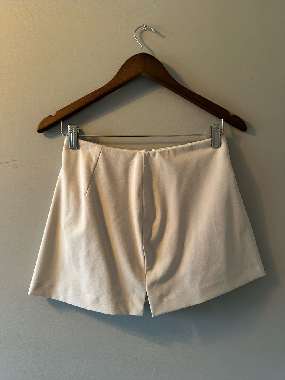 Aritzia Babaton Cream Mini Skirt